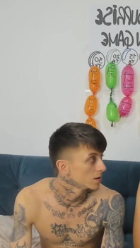 Casal dançando e chupando na câmera