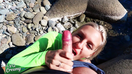 Lya Creamy: Rubia chupando polla de extraño junto al mar en primer...