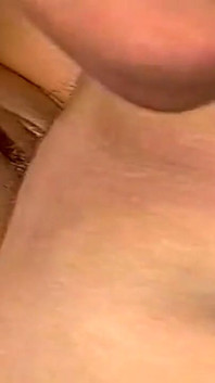 Gorąca brunetka MILF w namiętnej akcji lesbijek i nie tylko