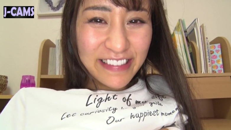J-Cams: 純粋で細身の美しさが柔軟な曲線で深い欲望に屈する - シーン2
