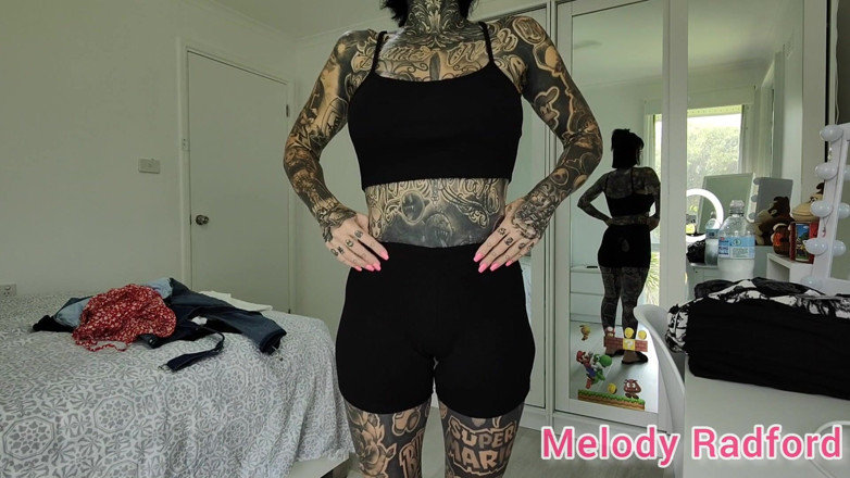 Melody Radford: Lencería negra transparente y medias de gimnasio prueban el recorrido...