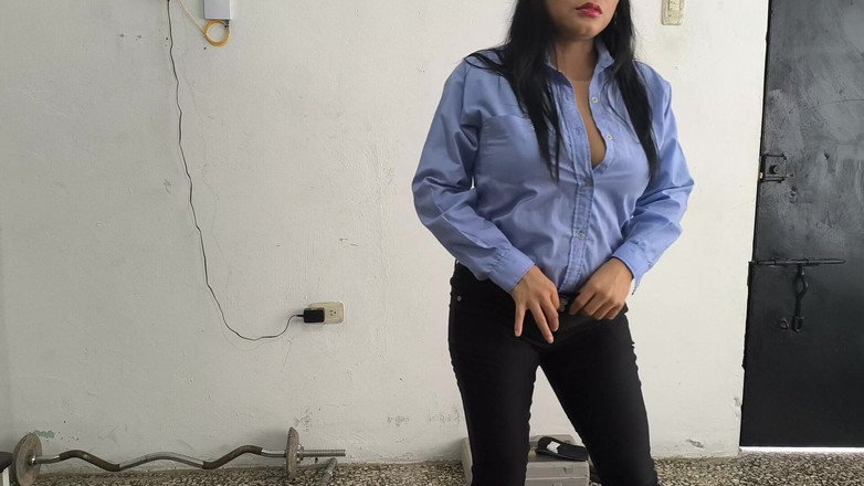 NEGRITA SEXY: Женщина-полицейский дома, готовая к перерыву на работу. Она сладкая, грудастая женщина.