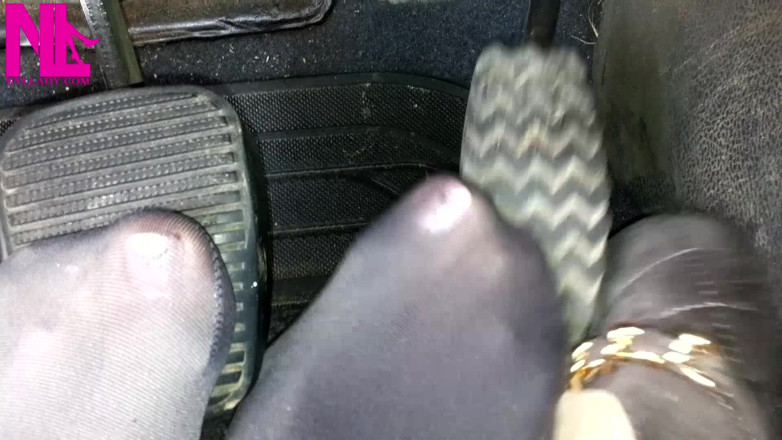 Nyllady: Revving in grauen Wohnungen mit Ketten in Mp4format