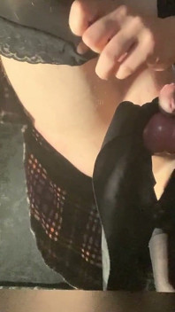 Des travesti se font fesser par des couilles attachées et une petite bite