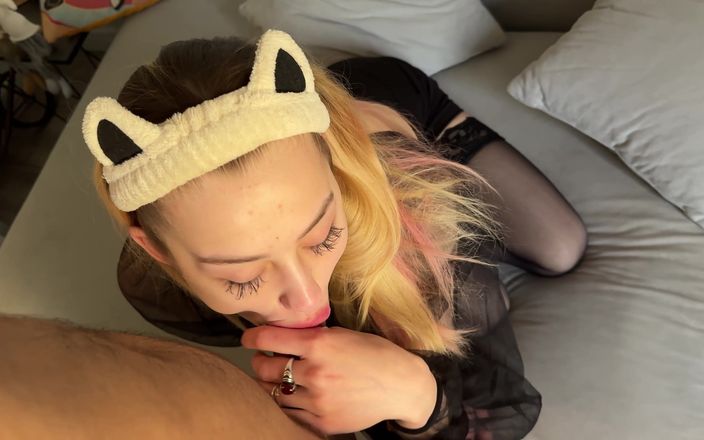 LoveHomePorn: 妈妈出去的时候，我深深地吮吸我的继父的鸡巴