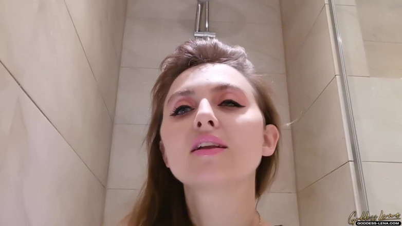 Goddess Lena: Duș auriu sub duș