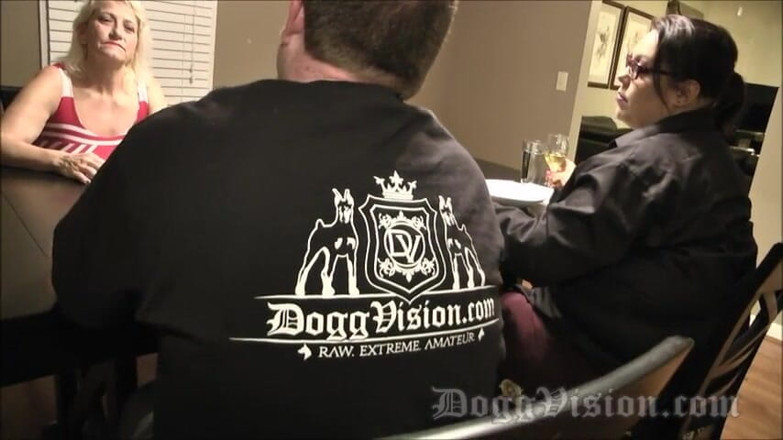DoggVision: Une belle-mère squirteuse baise mon demi-frère et mon copain