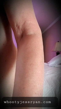 Camgirl Jess Ryan dělá sexy škádlení s ukazováním