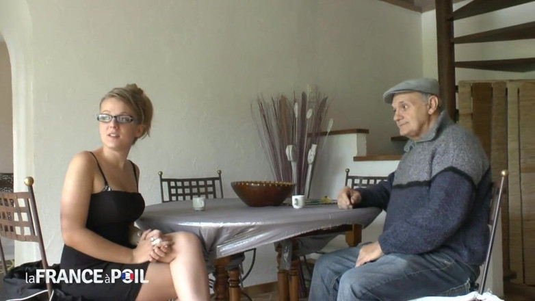 Papy Viewer: Amatör genç sarışın anal babayla üçlü sikiliyor