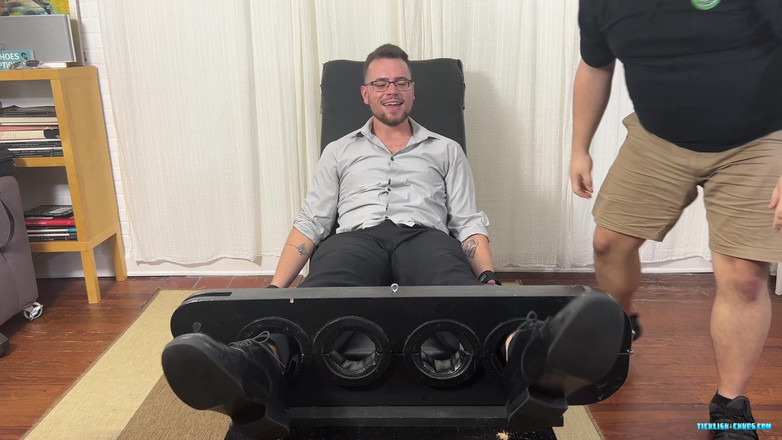 Ticklish Chubs: Cdubs przyłapane w pracy