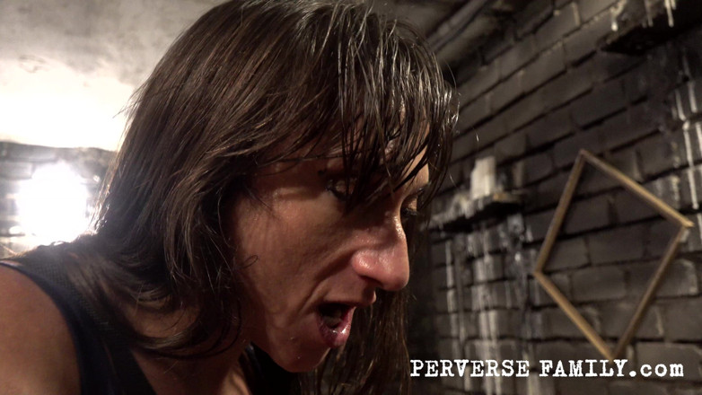 Perverse Family: Famille perverse 32.1 (saison 3) Entraînement à la chatte de pompage