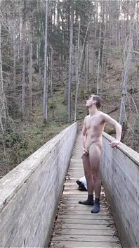 Twink người Pháp hứng tình đang sục cu bên ngoài trên một cây cầu