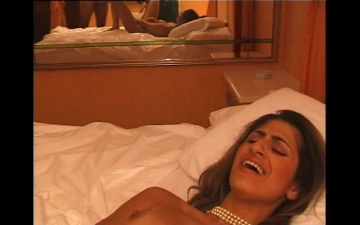 NASTY AMATEUR - Pornstar for a day: Majikan doyan footjob dan masturbasi memeknya yang berbulu sampai muncrat