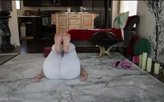 सफेद योग पैंट में पर्दे के पीछे