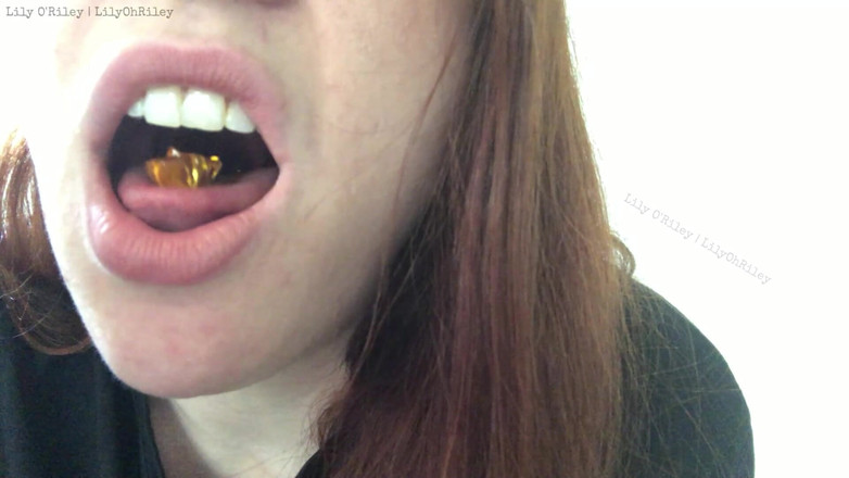 Lily O'Riley: Gummy björn konsumtion med mun ljud
