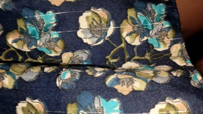 Sonamone07: 邀请她妹妹的朋友到她的房间，并操了她