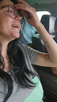 Svapare durante la guida nuda in auto