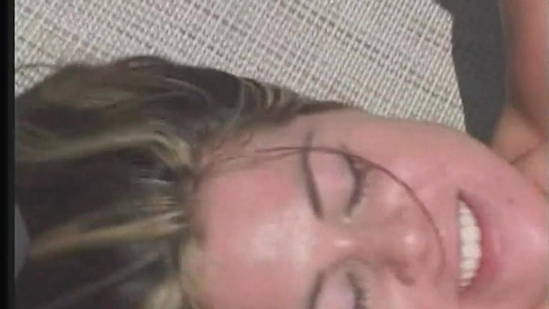 Anal dirty wish with teen: Дівчина дуже збуджена і чекає, поки її хлопець підготує її дупу великим вібратором