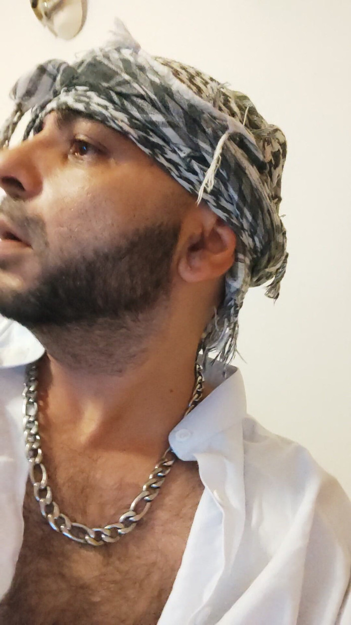 SmokedAlloy2: På låtsas, kåt dj-bro klädd som en pervers afghan