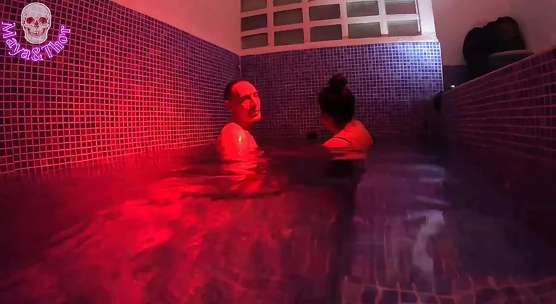 Mayay Thor X: 公共のスパでのファック、足コキ、中出し、いたずらな巨乳