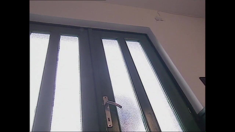 Deutschland porn: キッチンで犯されたホットブロンドティーン