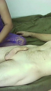 Thaiger massaggia joey e lui viene nel profondo del suo culo