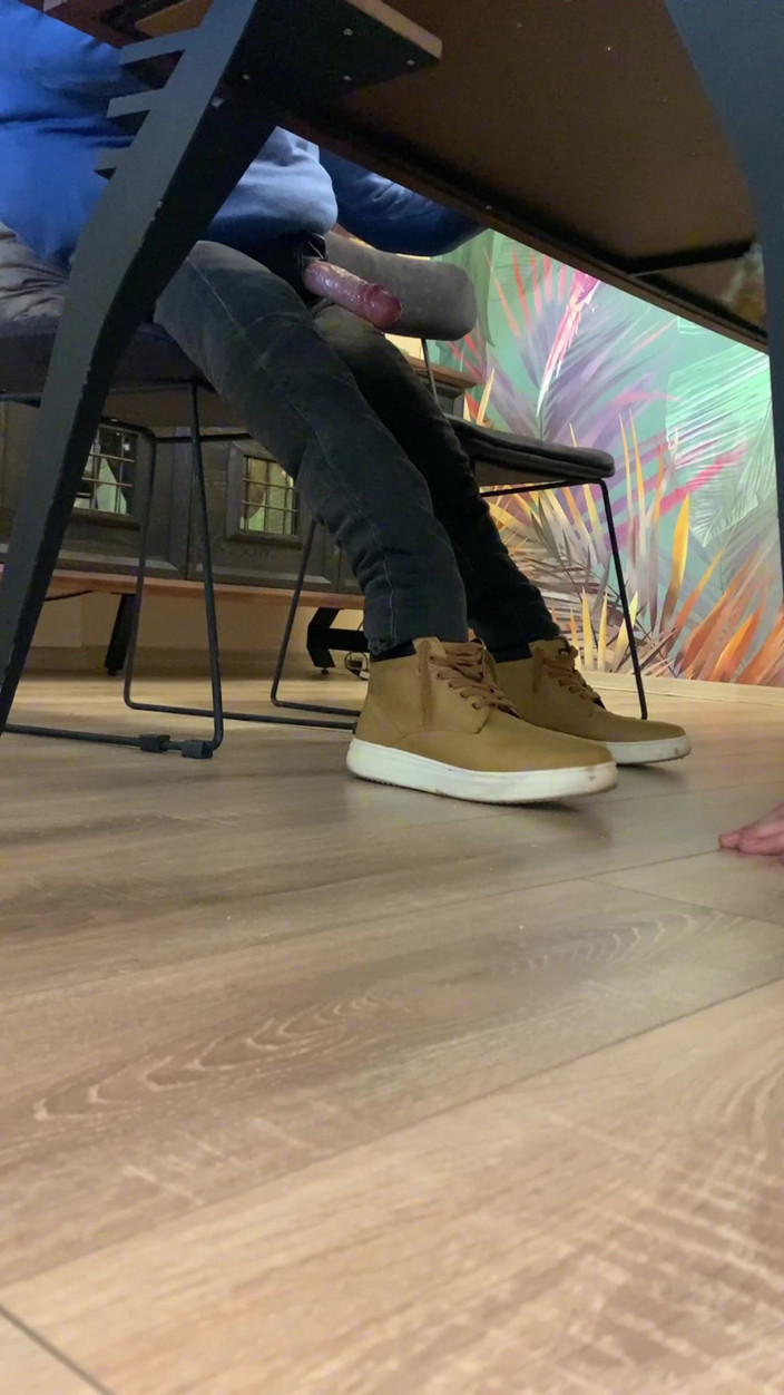 cd_aysemmm: Eu secretamente chupei o pau do meu chefe durante a...