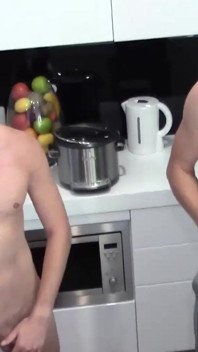 Gay Randy Australia bogel menawarkan batang besarnya kepada Danny semasa memasak