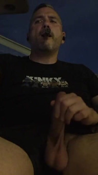 Dilf masturba pau e goza enquanto fuma charuto fora