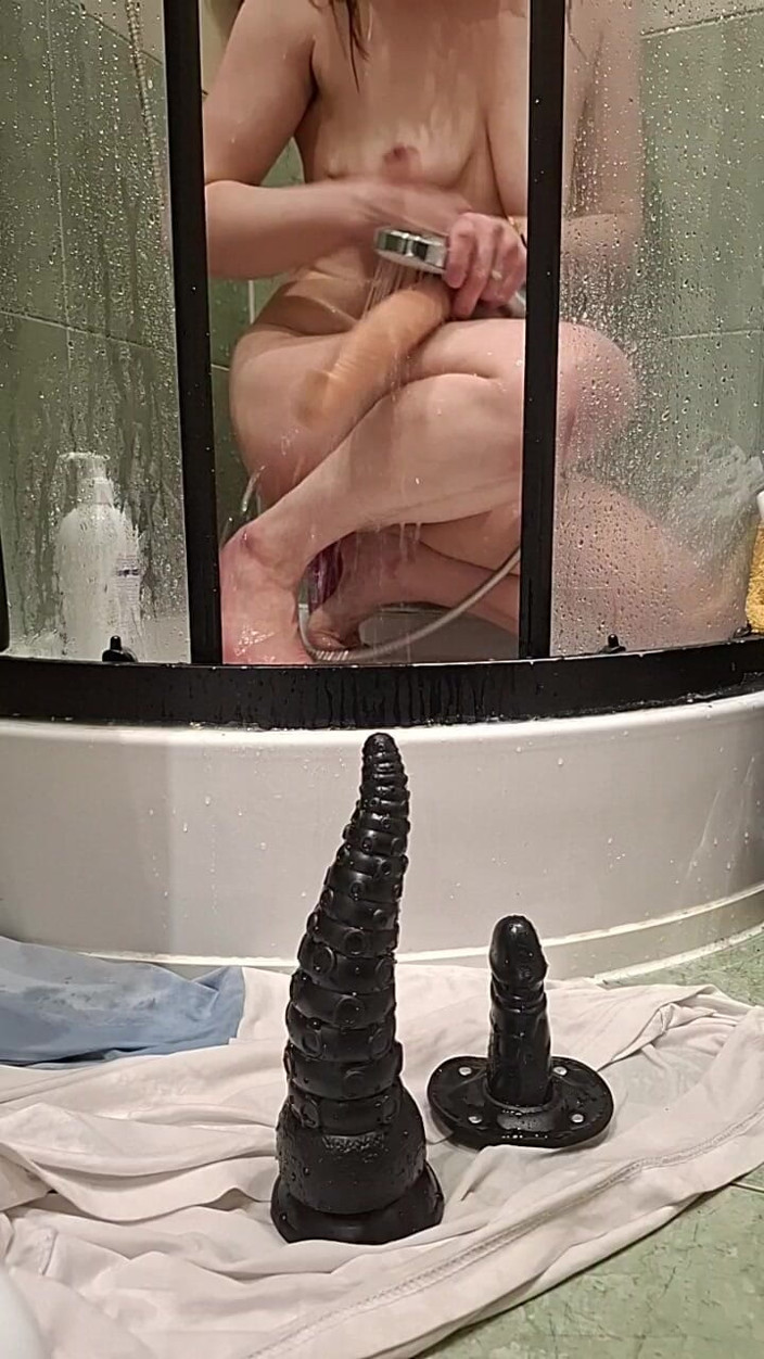 Milifalcon: Saya mencuci dildo saya dan diri saya dengan teliti