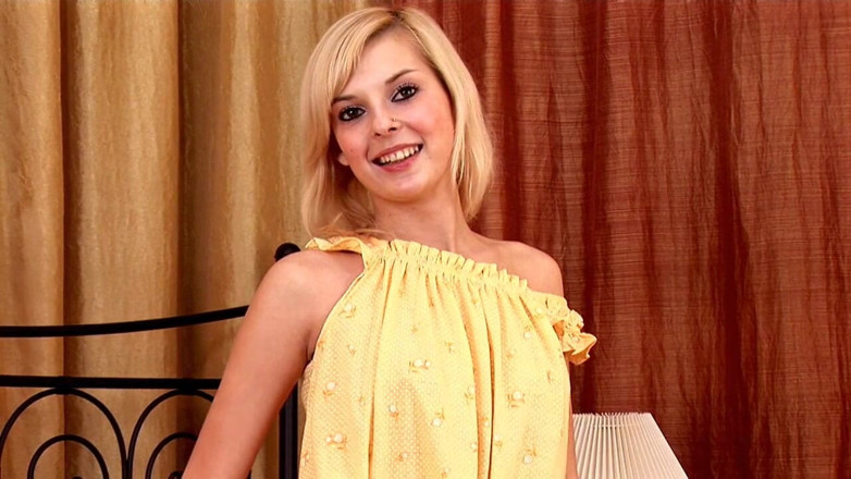 Radical: hot sexy blonde teen is waiting for you!