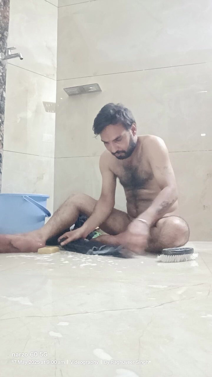 Rajasthani-old-lover: インドのパパがシャワーを浴びてマスターベーションをする