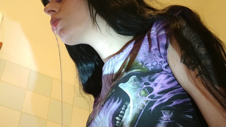 Beth Kinky: Toothbrushing after a goodmorning blowjob
