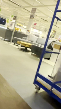 Aftrekken in meubelwinkel Risicovolle en gekke cumshot!