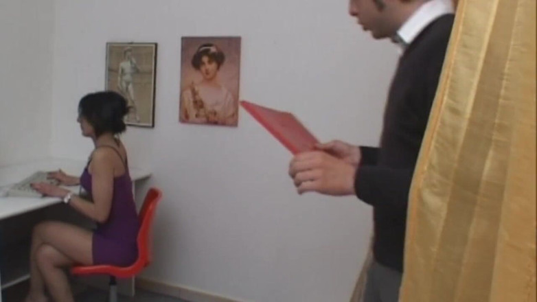 Real Home Made: Noua secretară sexy este o adevărată curvă!