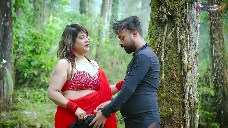 Desi Bold Movies: Widząc wielką kobietę mleczną, przywódca duchów przyszedł pozbyć się Tharki...