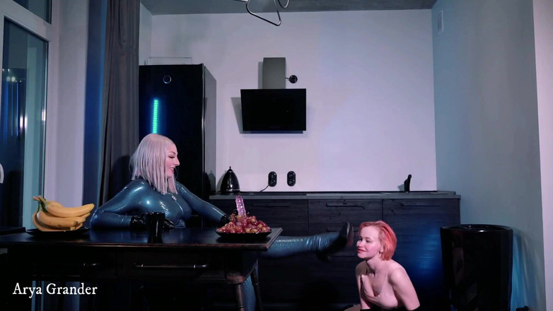 Arya Grander: Seks strap-on lesbian getah lateks femdom