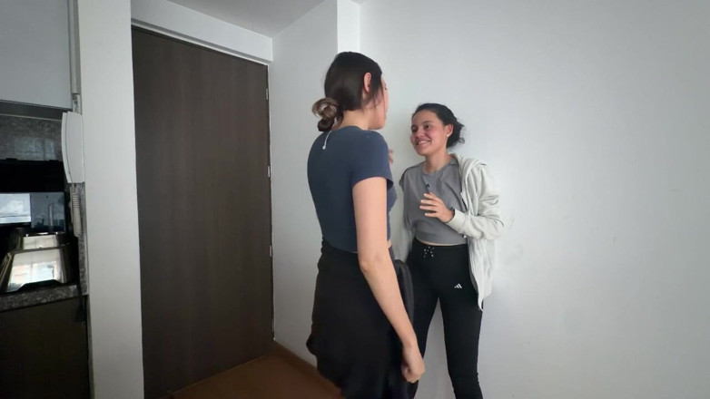 scarlettandc: Гарячі поцілунки між лесбійками з дотиком до оргазму