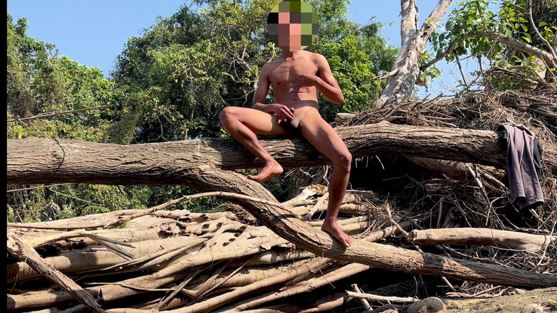 LonlyBoy: Mladý sólo chlapec si užívá v džungli