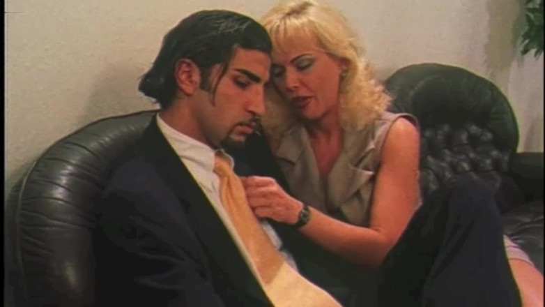 Inthe MILF room: マンコにザーメンで射精したアナルファック