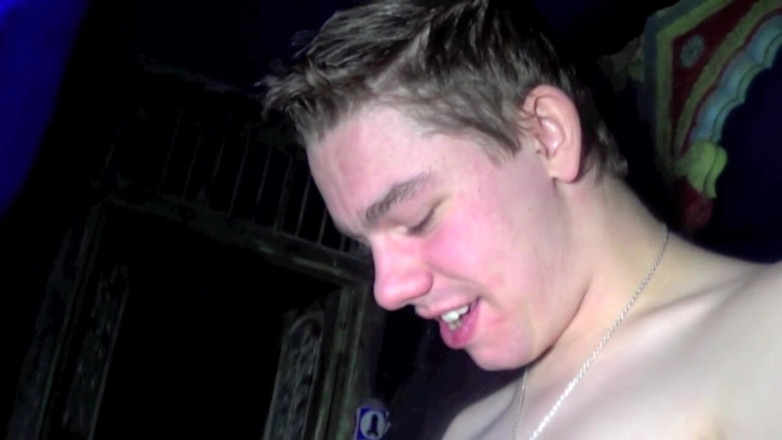 YOUNG FUCKED BY OLDER: Bryan yaşlı ina ortak sauna tarafından sikiliyor