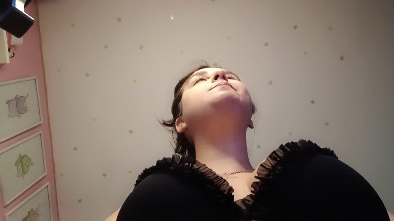 Bunny Looner: Widok underboob podczas robienia dużych baniek - Bunny Looner