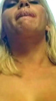 Bunăciune blondă cu degetul adânc și tare în baia cu steamy