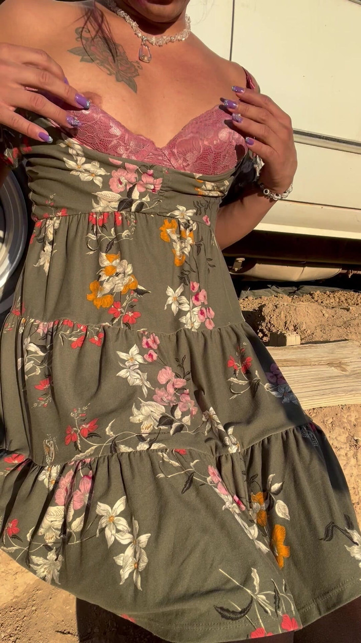 TSJade95: Tesão de puta em sundress masturba e goza no quintal