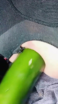 Acest tânăr chipeș este foarte excitat și are nevoie de ceva în fund până când ejaculează lapte anal