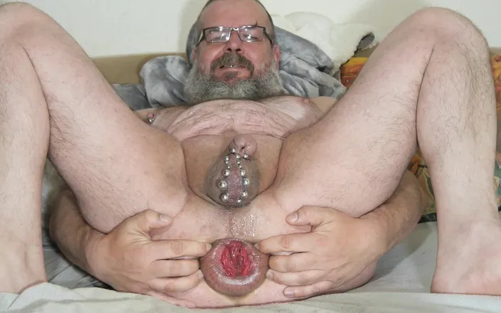 Qualzucht: Extreme anal stretching with plug and ball