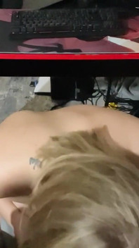 秘书给了她的老板一个，然后跳上了他的（场景）