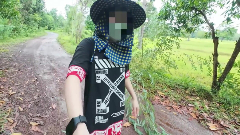 RealThaiSolo: थाई लड़की ग्रामीण इलाकों में खेत की सड़क के किनारे दिखा रही है थाई आउटडोर पब्लिक