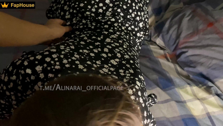 Alina Rai: 10,000명의 구독자를 축하하고 배다른 아들에게 카메라로 섹스해 달라고 부탁하는 새엄마