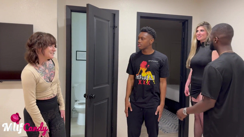 The Flourish XXX: Milfcandy: Jurulatih sorak Daphne menangkap aweknya dan dapat besar bertiga